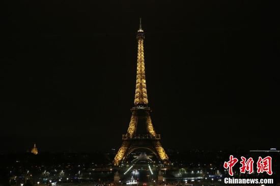 巴黎埃菲尔铁塔熄灯纪念恐袭受害者