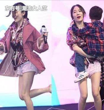 霍思燕为艳压，穿超短裤秀美腿，撞上贾静雯露肩裙，谁丑谁尴尬！