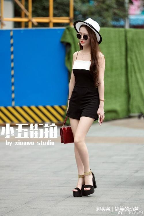 路人街拍：超自信的两位小姐姐，两条短裤秀出完美身材，特别耀眼