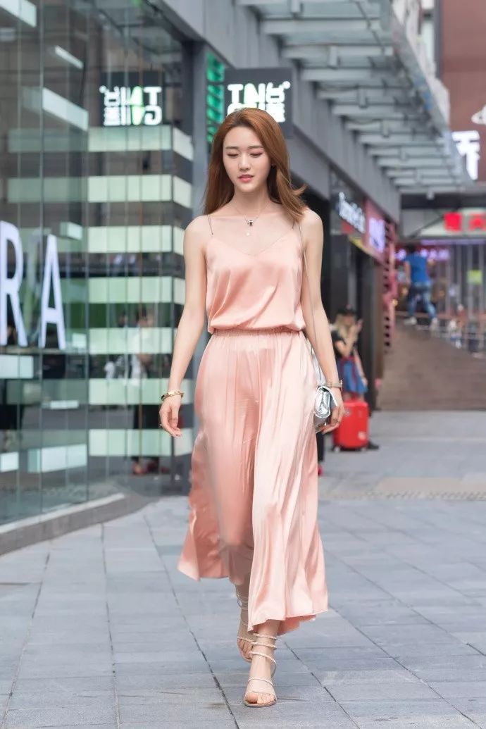 街拍：真丝空挡，轮廓清晰！