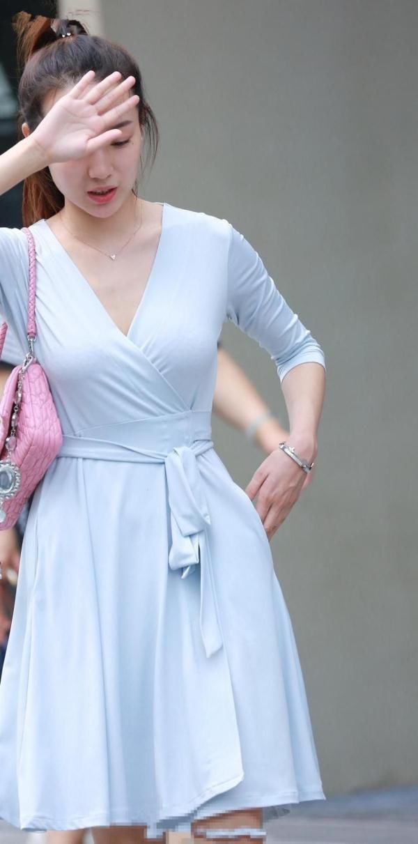 深圳街拍: 成熟的女人喜欢露一下，图五的姐姐下垂得有点尴尬啊!