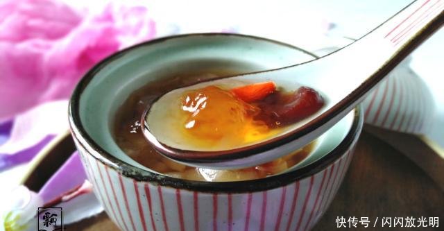  「女人」天干风大，这汤女人多喝，加雪梨炖，肌肤水嫩皱纹减，胜过敷面膜！