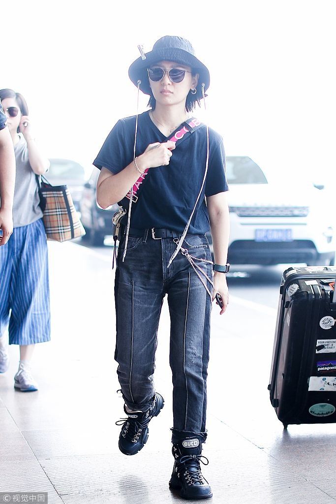 周笔畅全黑look遮不住平胸“小短腿”  戴吊带帽扮酷吐舌卖萌秒破