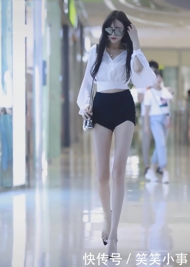  [美女]美女只因踩了双“凉皮鞋”，时髦高级，还凹出1米2“仙鹤腿”