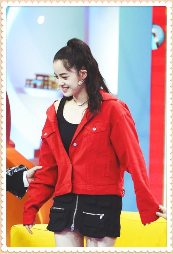 欧阳娜娜和关晓彤相差3岁，可同穿半身裙，却是少女和阿姨的差距