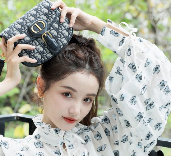 太好了|林小宅晒户外摆拍照,为“迪奥”品牌做宣传,资源也太好了吧