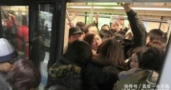日本地铁挤到寸步难行，看来东京真的很热，网友：简直是女生的噩
