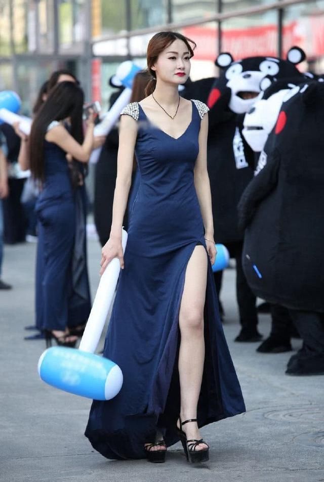 街拍:小姐姐凸显自己美腿的裙子，配上高跟鞋，好好看啊