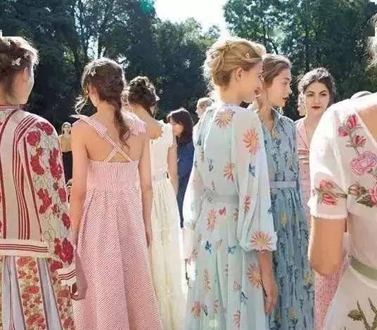  色彩：春夏的流行色彩，照着穿让你一直柔和清爽的美下去