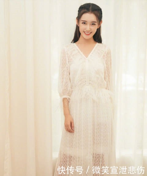 蒋依依裙子比纸还薄就穿出门,仙气满满撞脸迪丽热巴!