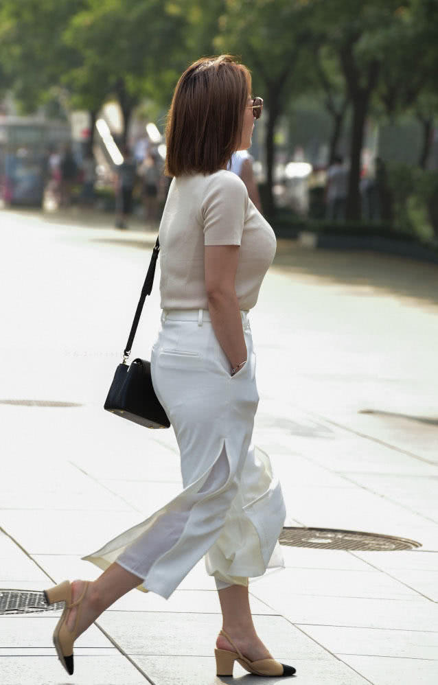 成熟辣妈穿紧身上衣勾勒出傲人身材，秒杀一群年轻小美眉