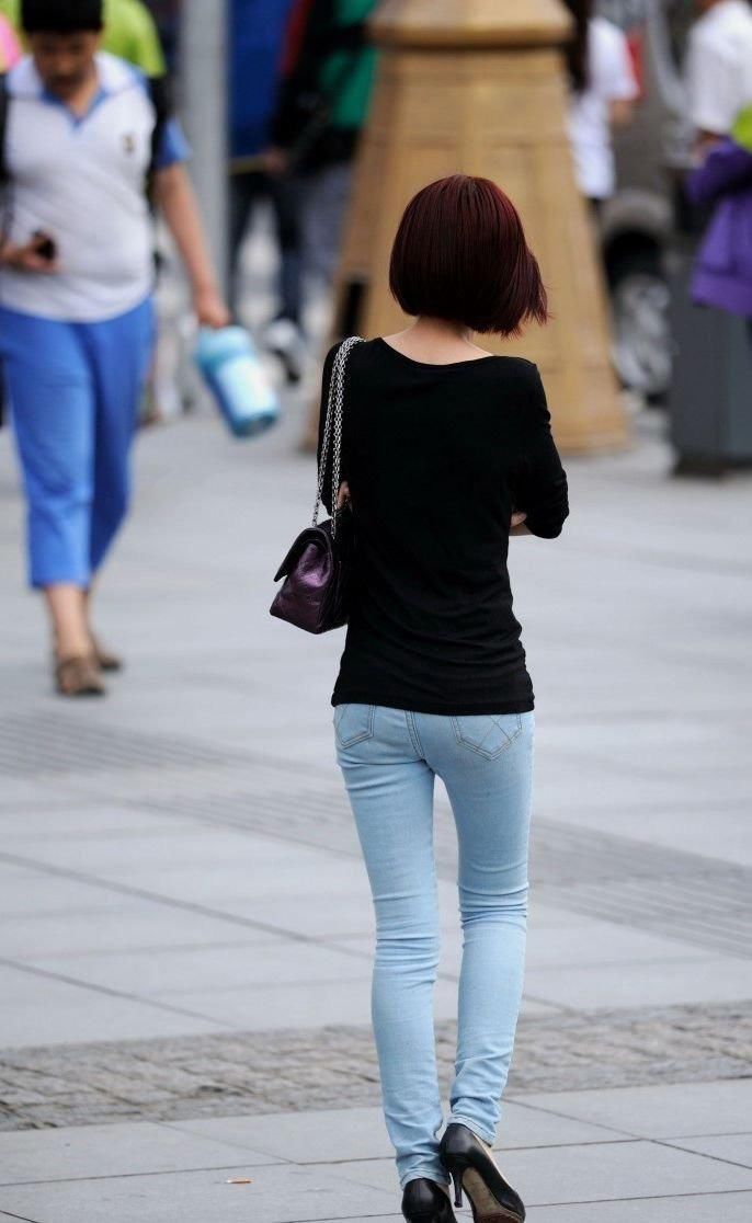 广场街拍:牛仔裤高挑身材美女，走路都带风