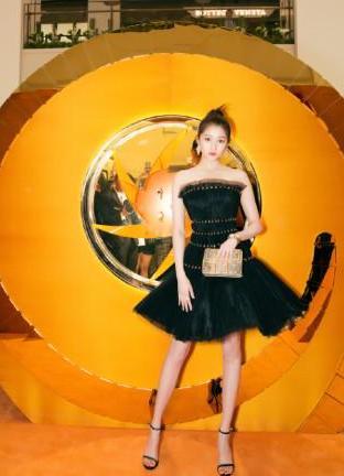 关晓彤迪丽热巴一袭黑色抹胸裙上身,身材惊艳众人,网友:这次终