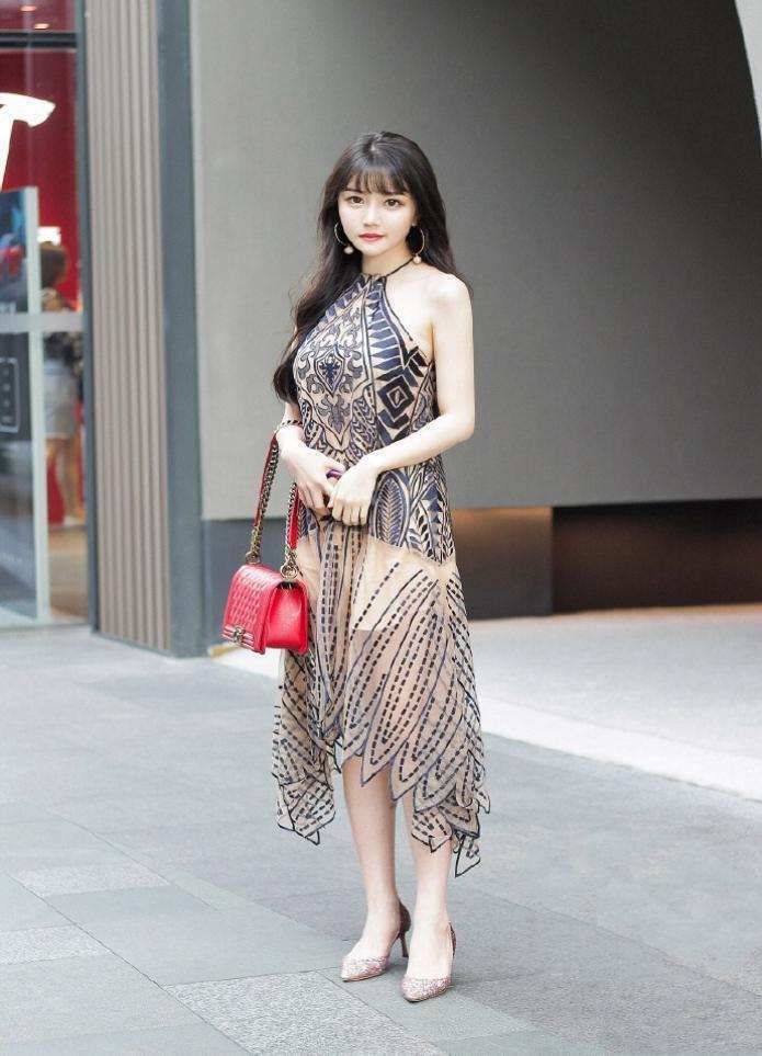 广州街拍: 紧身上衣让人看呆, 第三位小姐姐是仙女下凡!