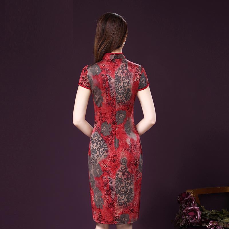 别说女人老了就变丑!看看下图这样穿旗袍裙，美的不可一世