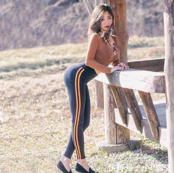 街拍：优雅娇美的打底裤小姐姐恬静贤淑，秀出笔直有型的大长腿！