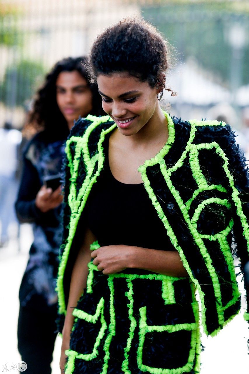 众女星出席巴黎时装展，网友表示穿着时尚，气质出众有魅力!