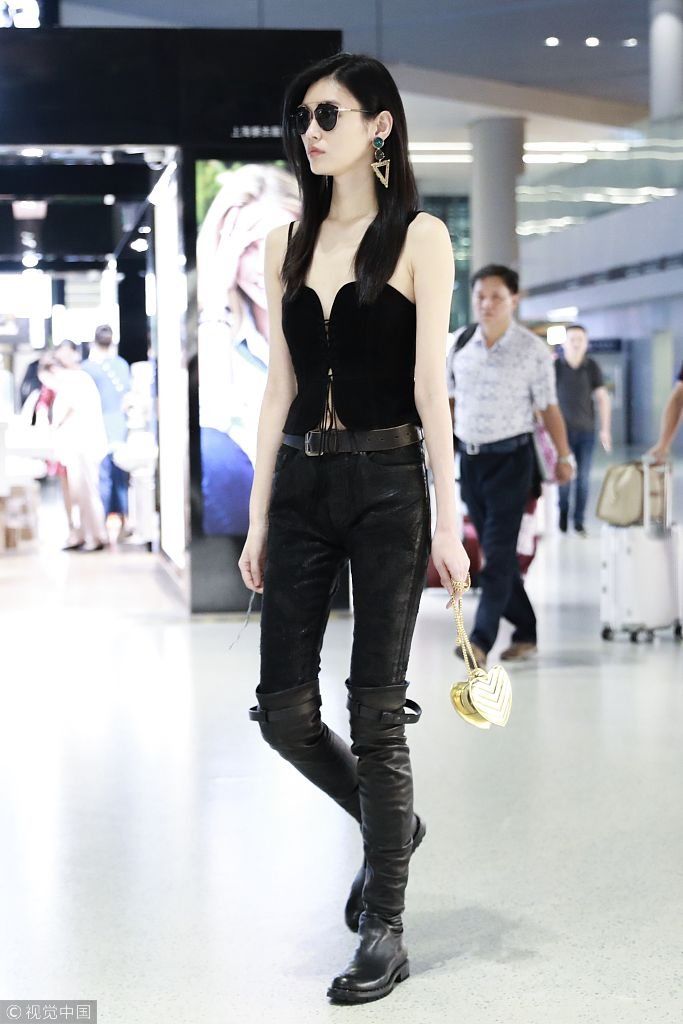 敢穿！奚梦瑶穿吊带马甲性感指数突破天际 迈无敌长腿频撩发似女