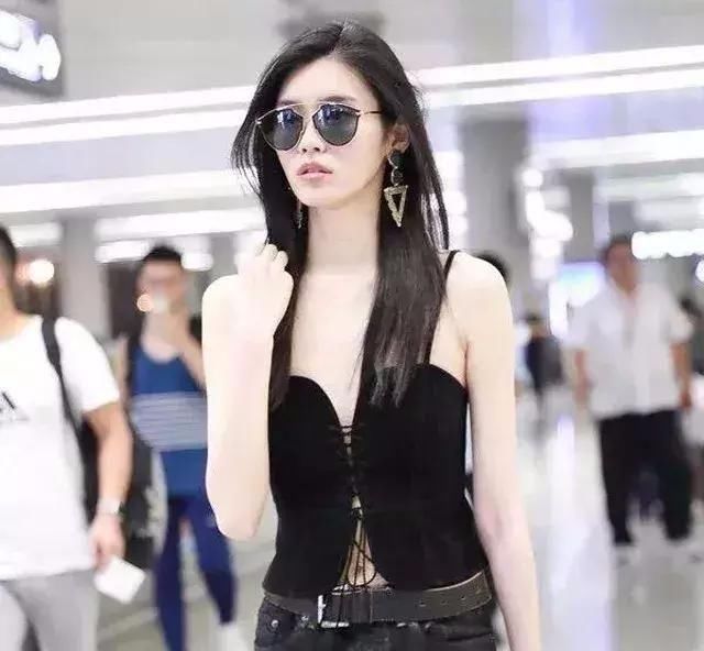 30度高温来袭，奚梦瑶穿性感吊带上衣，小一码都快绷开了!