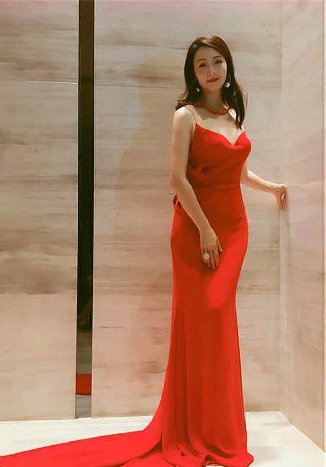 『 红色』大珍珠耳环变女王，48岁陶虹也太拼了吧！脚踩20cm恨天高如履平地