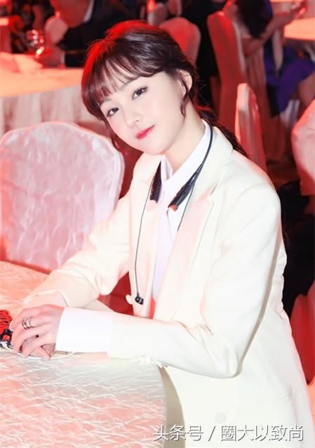 郑爽胖了10斤有什么关系？穿上高跟鞋一双长腿照样秒杀一片