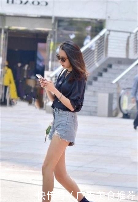『靓丽』街拍:灰色紧身背心搭配短裤,秀出细腰和长腿,时尚靓丽有活力