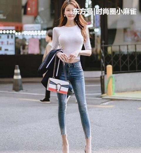  「美女」街拍：时尚靓丽的都市美女，搭配打底裤，魅力十足！