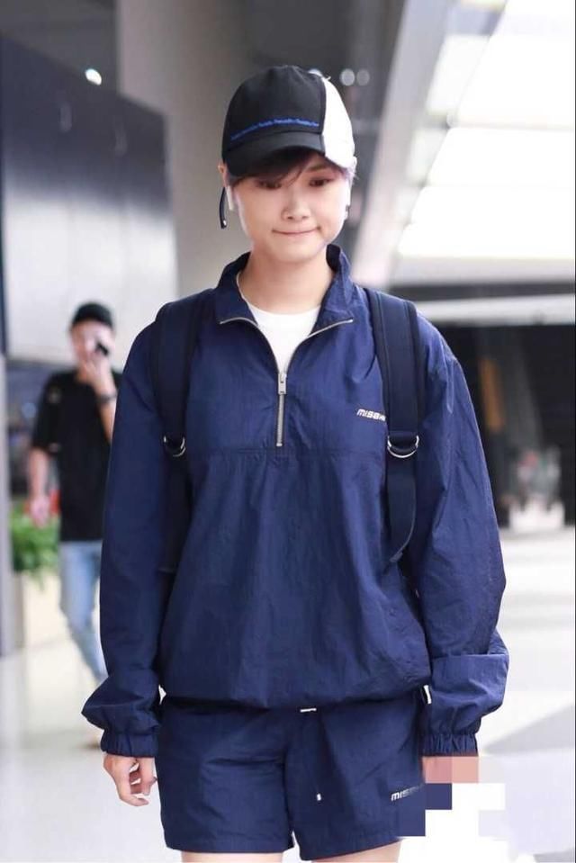 李宇春不穿短裤，真不知道她腿这么好看，可惜衣服太像“厂服”了