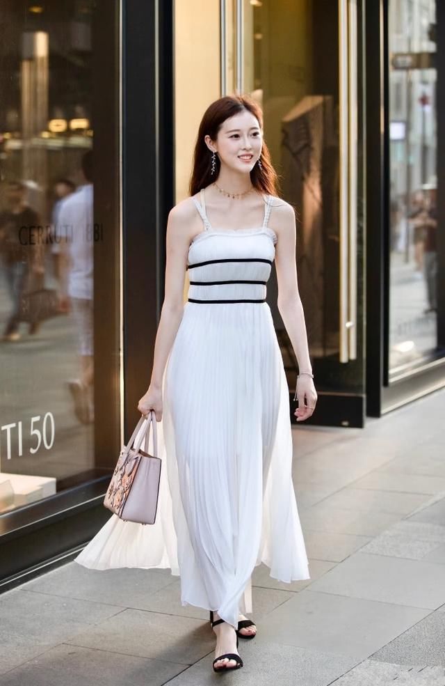 街拍路人，简洁优雅的时尚穿搭指南，展现出你自信大方的美!