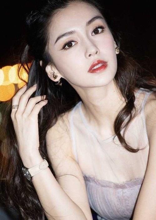  裙摆@Angelababy简直美得无可挑剔！卷发造型搭配薄纱连衣裙，优雅高贵