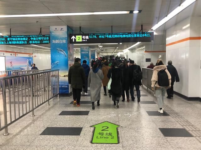 谁说春节上海是“空城”了？地铁人满为患，网友：媒体都在骗人吧