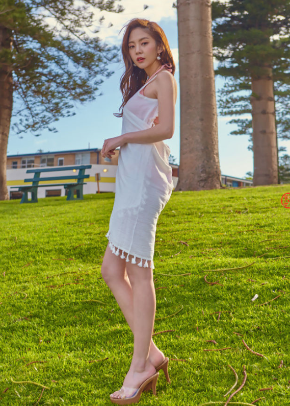 时尚穿搭：搭配包臀裙的城市美女，好身材走到哪都特别自信！