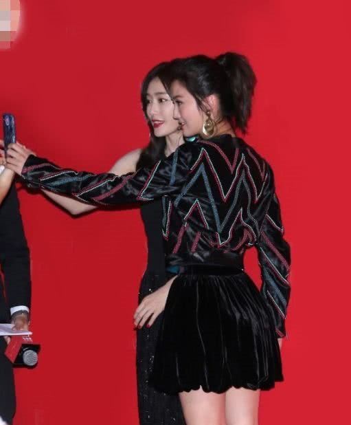 蔡卓妍真敢穿！这么宽松的裤子都能撑起来，网友：勒的不难受吗？