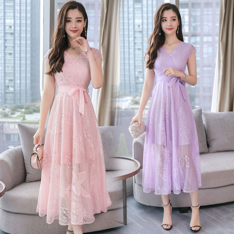 去机场接46岁老婆，时髦的她穿这，蕾丝裙+高跟鞋，从头美到脚