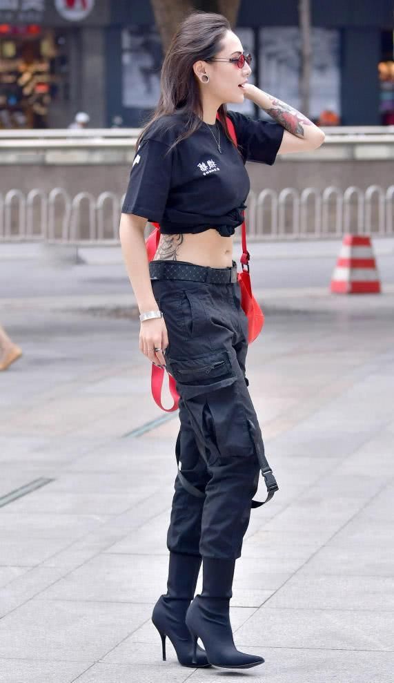 街拍:气质小姐姐帅气长裤尽显曼妙身姿，那不拘风格的气质心动了