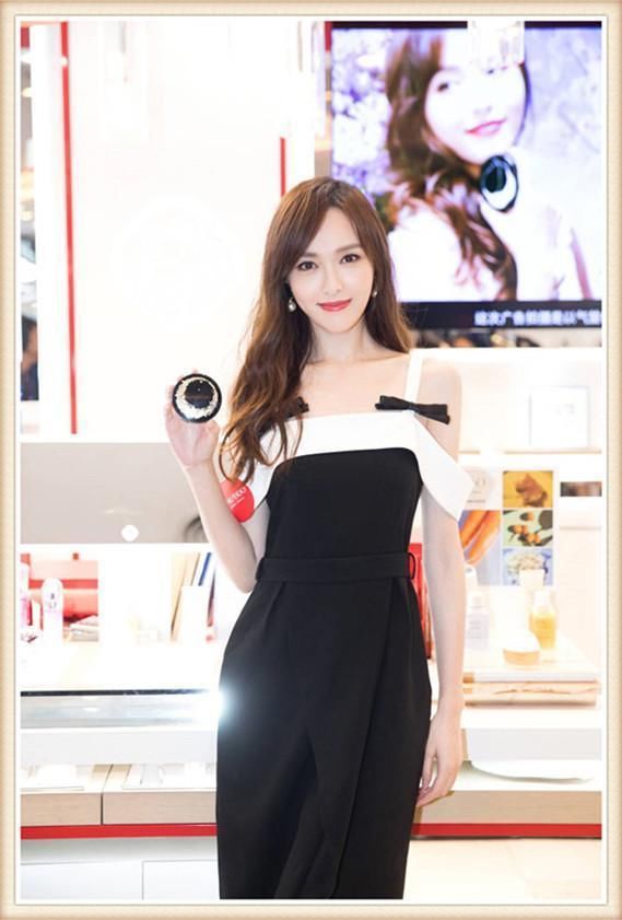 本以为穿吊带裙的唐嫣够美的了，可看见张俪才知道什么叫惊艳！