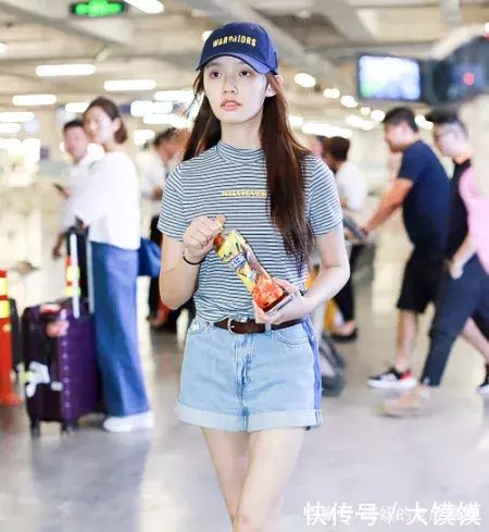 林允超短裤短到不能再短，还公然做出这种动作，网友：没眼看了！