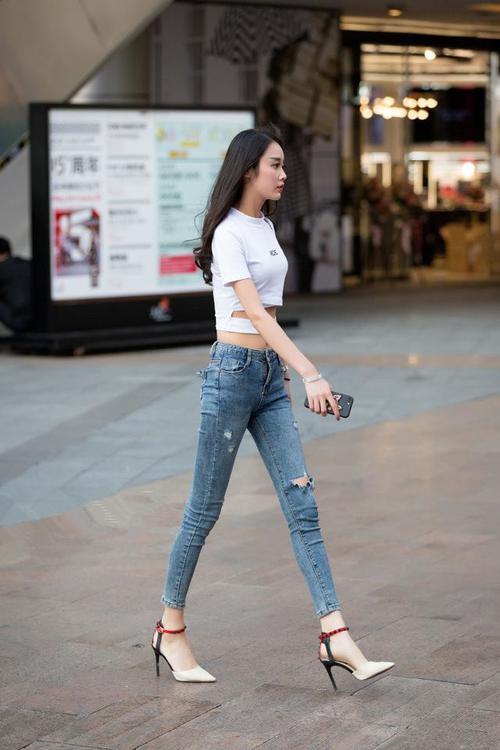 路人街拍，小姐姐穿露肩包臀裙，身姿窈窕，一双大长腿尽显！