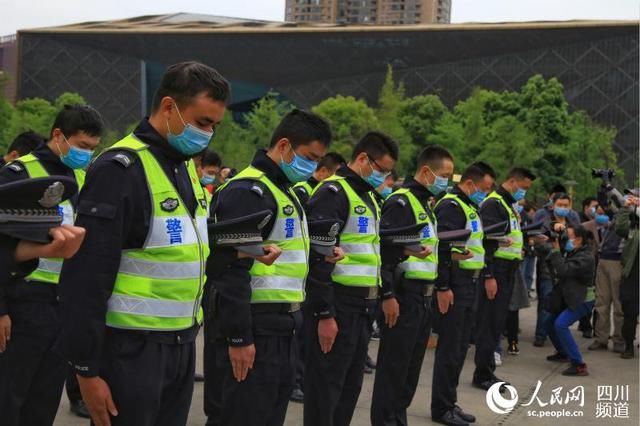 「成都」成都天府广场降半旗志哀