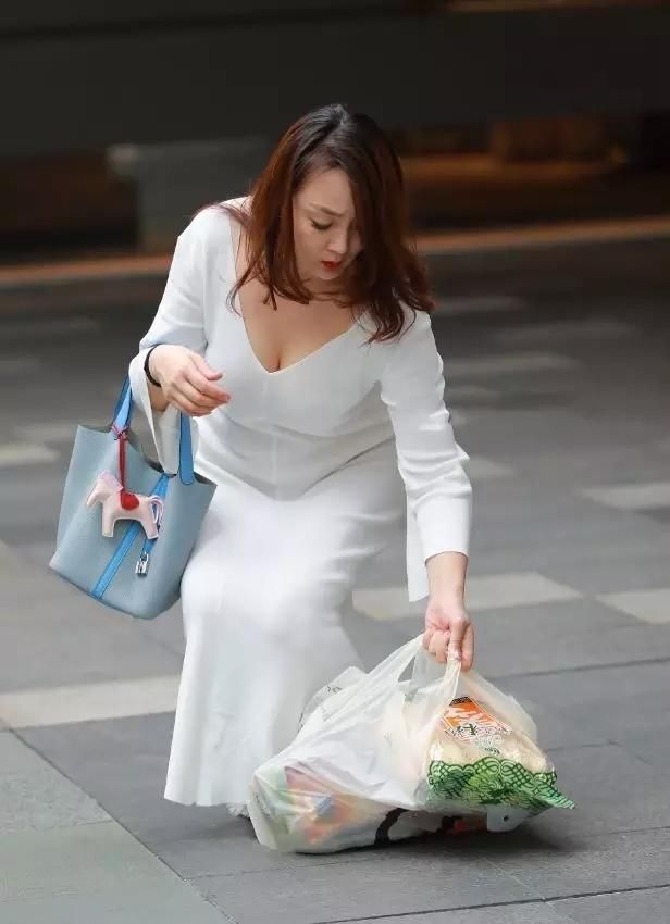 街拍：身材丰满，穿白裙的风韵性感长发美妇