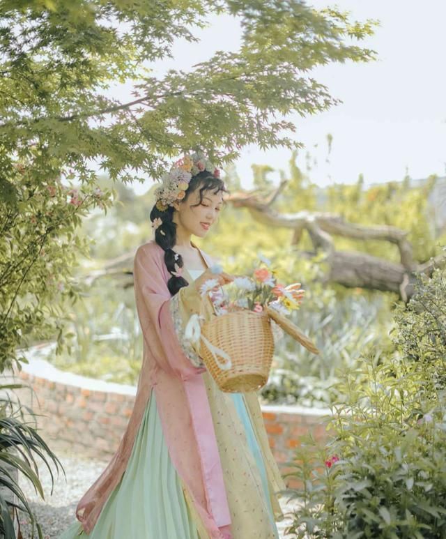 整套衣服■来不及解析了,不需要遵循配色不过三原则,汉服配色就是这么随性