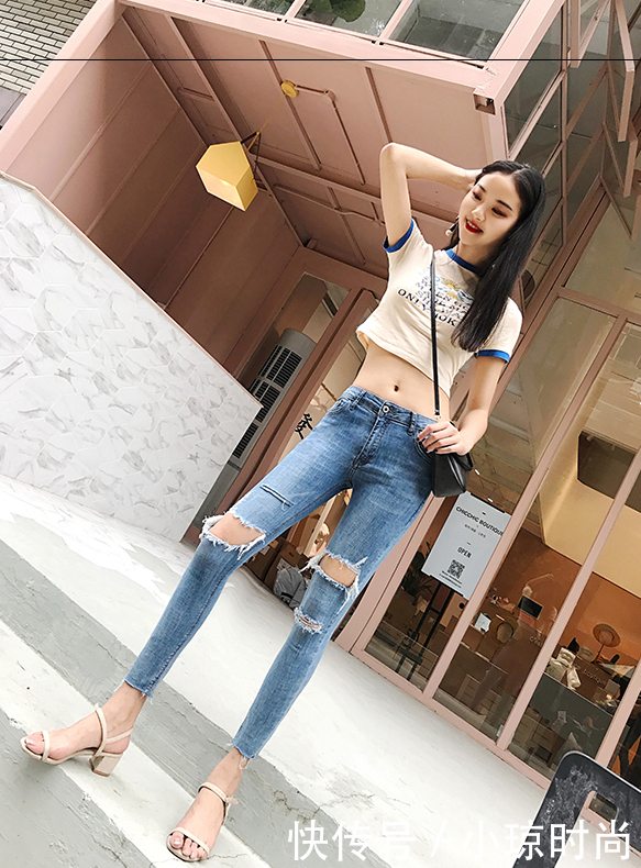 紧身牛仔裤轻松穿出活力少女风,塑造清新温柔女神范