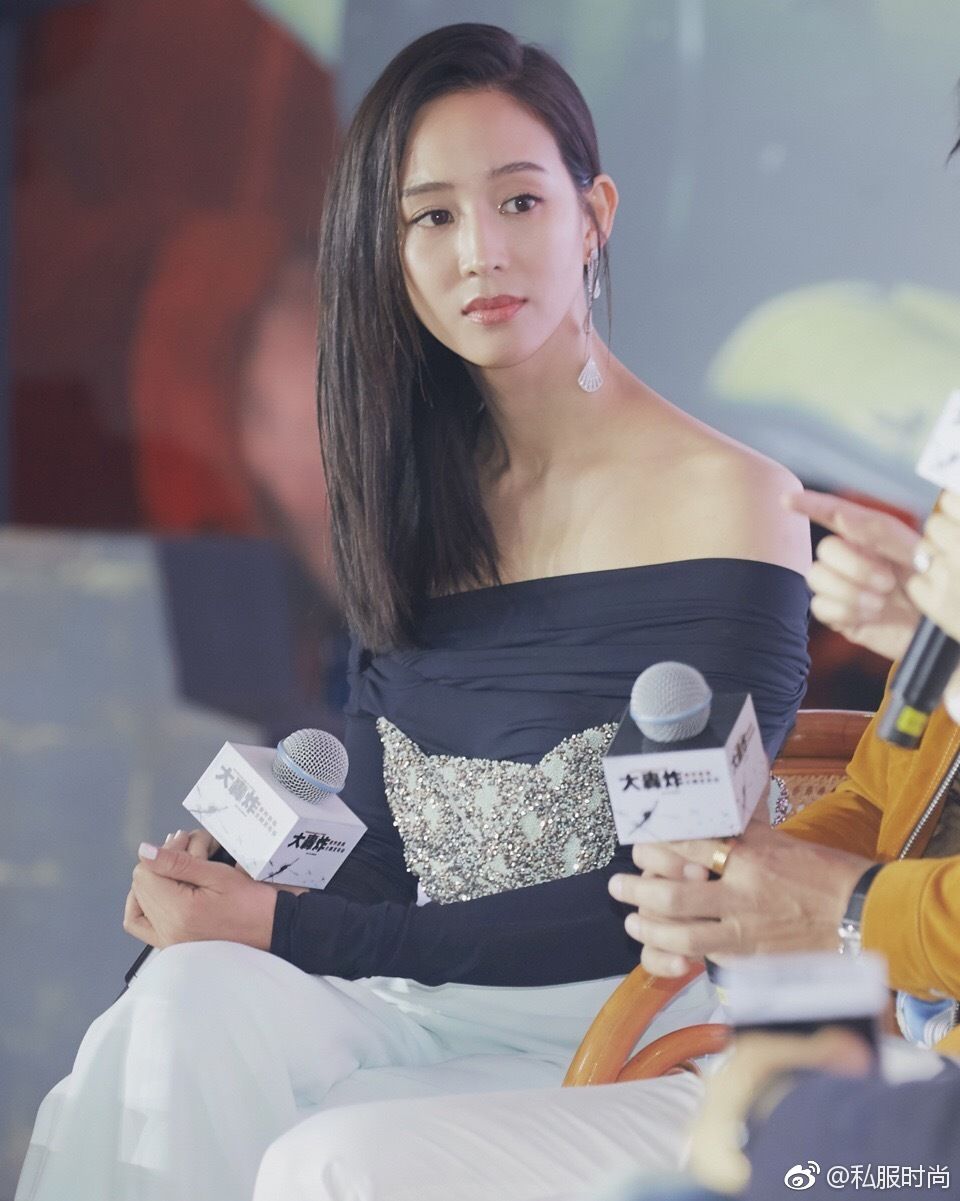 张钧宁气质美图，黑色露趾高跟鞋秀出美腿和嫩脚丫