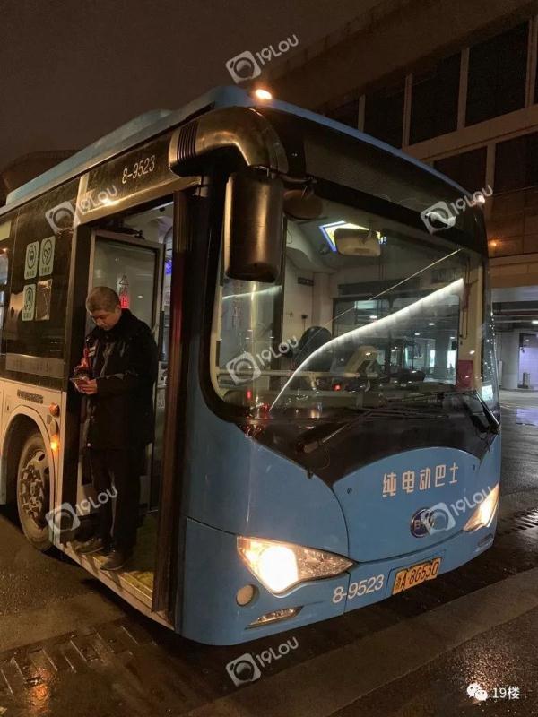 坐地铁排两个小时！100公里开4小时！今天你准时到岗了吗？