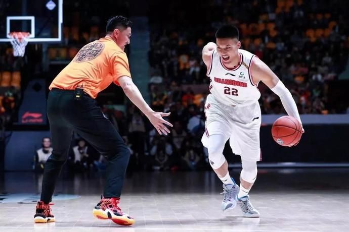 郭艾伦cba全明星球鞋