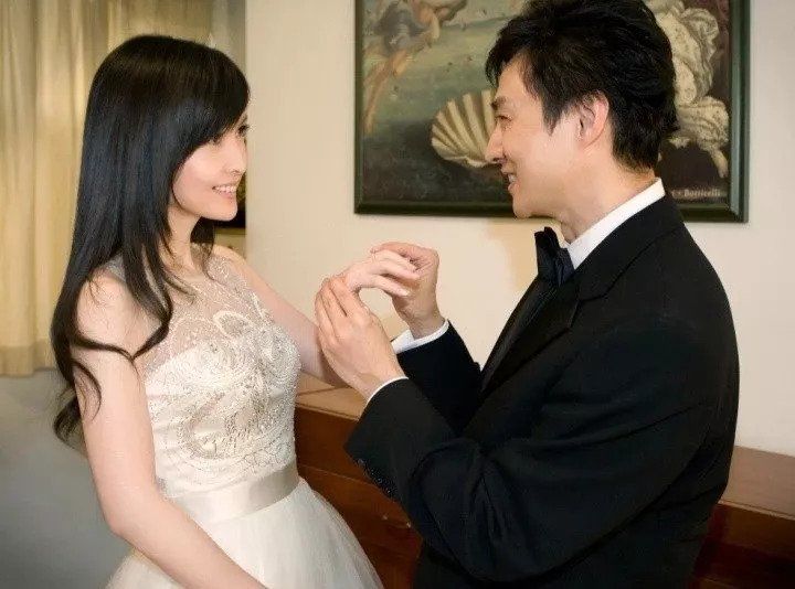 51岁周慧敏美到刷屏，逃不过渣男的她，人生比宫斗剧还精彩!