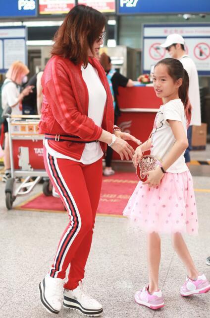 钟丽缇厉害！这么紧的运动衣还硬塞，网友：外套感觉快要撑不住了