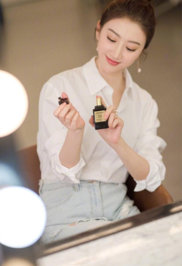 景甜这份style你可喜欢，没一件都特简单，却穿出高级感