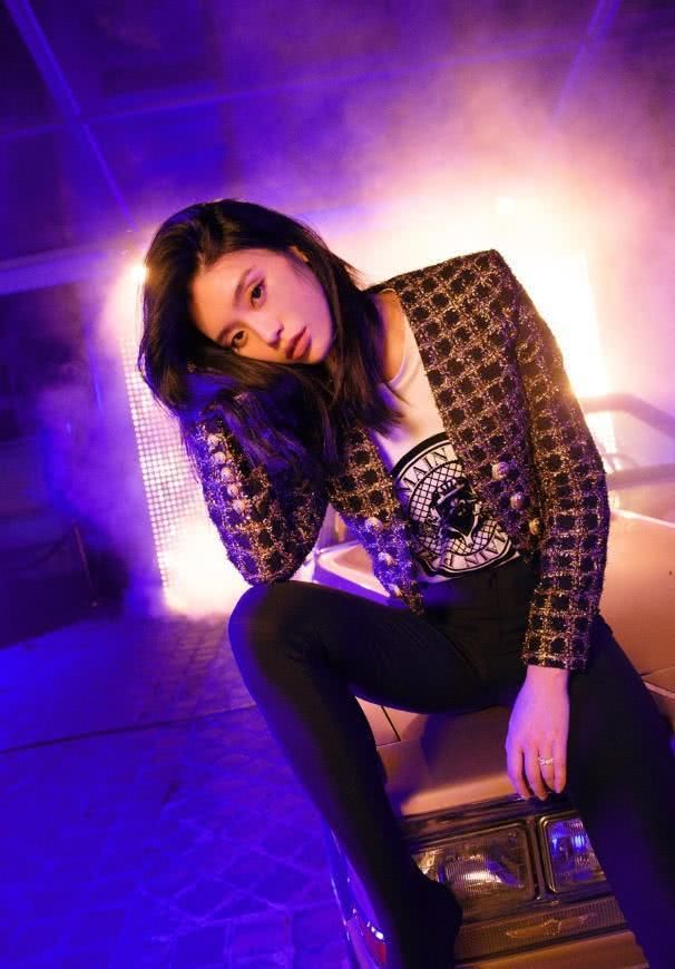 奚梦瑶太“疯狂”了，裤子竟与鞋连为一体，为了时尚也是拼了！