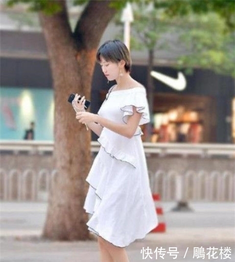  『身材苗条』街拍：身材苗条的小姐姐，出行黑色条纹短裙，时尚又大气